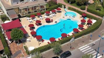 Piscine extérieure, parasols de plage, chaises longues