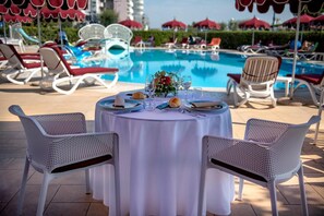 Outdoor pool, pool umbrellas, sun loungers - Hotel Le Tegnue (Chioggia)