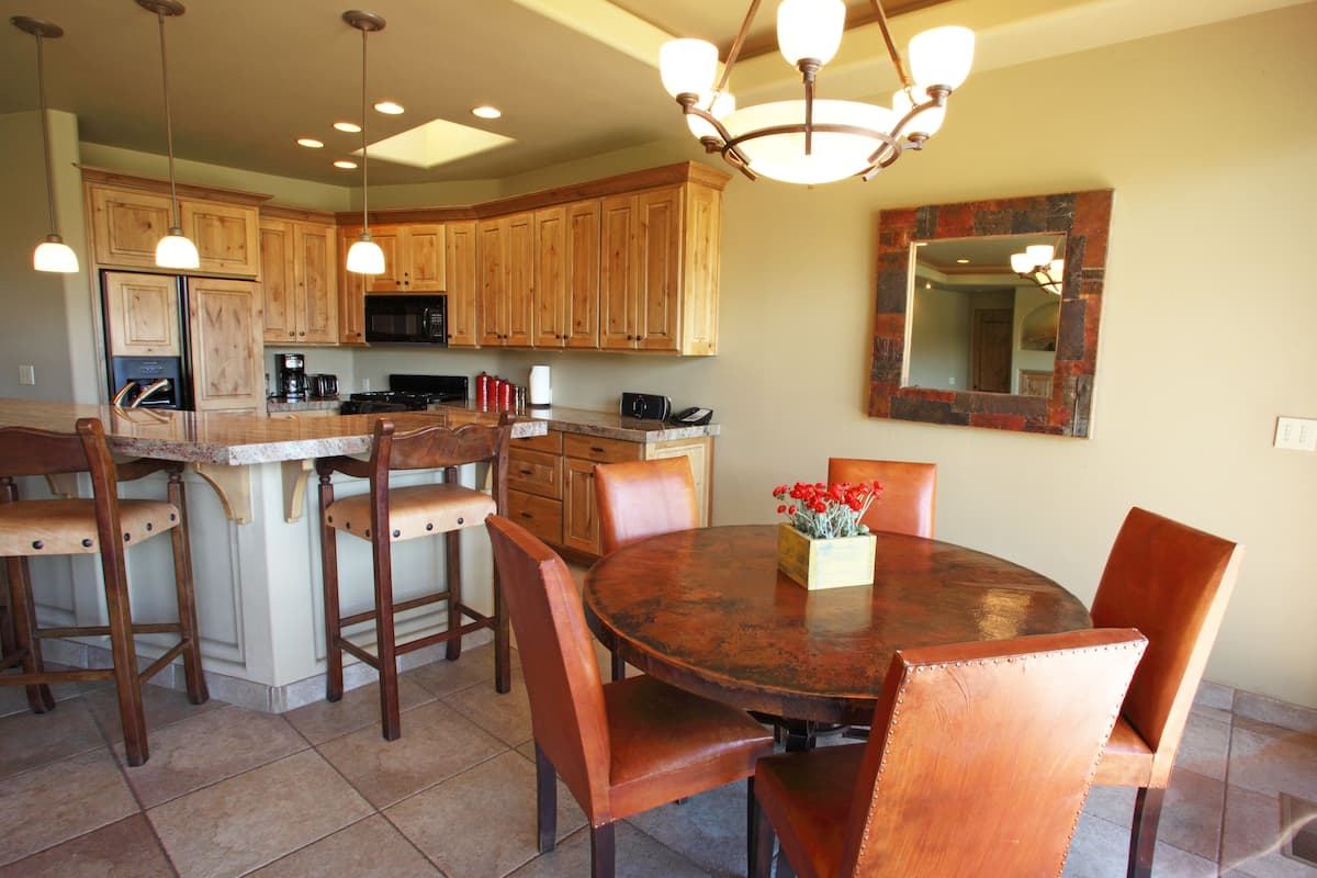 Luxury Condo, 1 Bedroom, Kitchen | In-room dining