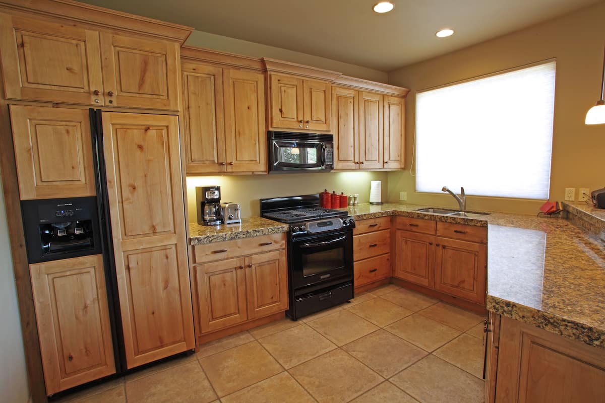 Coffee/tea maker, microwave, paper towels