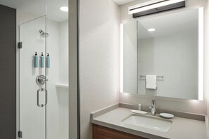 Combined shower/tub, free toiletries, hair dryer, towels