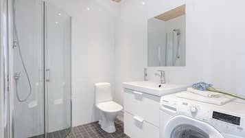 Penthouse (Studio) | Bathroom | Shower, hair dryer, towels