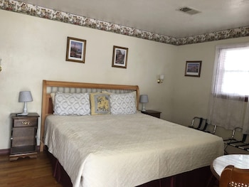 Deluxe Room | Desk, free WiFi, bed sheets at Canyon Country Inn