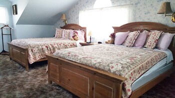 Deluxe Room, 2 Queen Beds | Desk, free WiFi, bed sheets at Canyon Country Inn