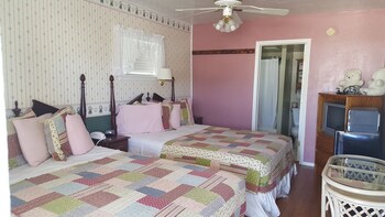 Standard Room, 2 Double Beds | Desk, free WiFi, bed sheets at Canyon Country Inn
