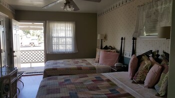 Deluxe Room, 2 Queen Beds | Desk, free WiFi, bed sheets at Canyon Country Inn