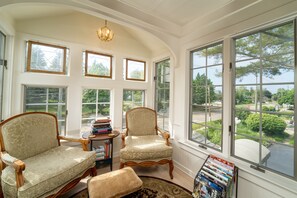 Coin salon dans le hall