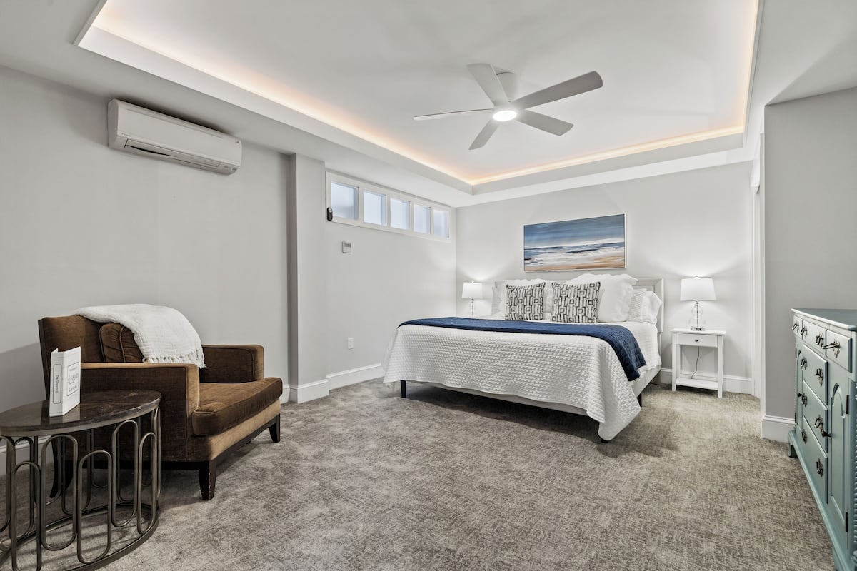 Chambre Deluxe, 1 trÚs grand lit, salle de bains privée | Salle de bain | Douche, articles de toilette gratuits, sÚche-cheveux, peignoirs
