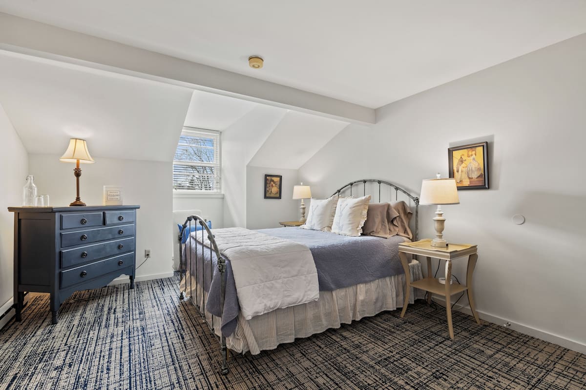Room, 1 Queen Bed, Non Smoking, Private Bathroom | Premium bedding, WiFi (free), individually decorated