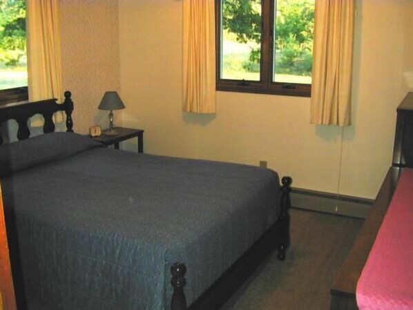 Soundproofing, free WiFi, bed sheets