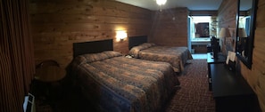 Classic-Zimmer, 2 Queen-Betten, Nichtraucher | Verdunkelungsvorhänge, kostenloses WLAN, Bettwäsche
