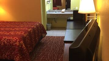 Classic Room, 1 King Bed, Non Smoking | Blackout drapes, free WiFi, bed sheets