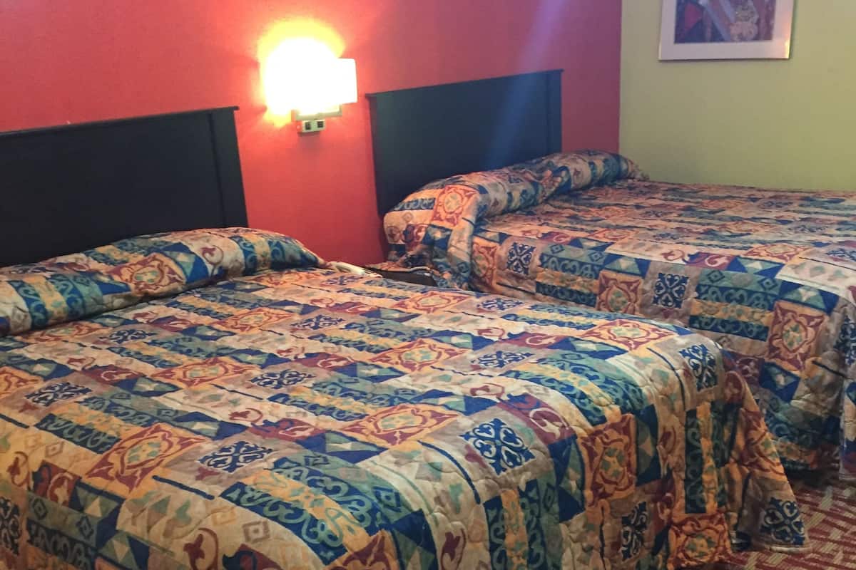Chambre Classique, 2 grands lits, non-fumeurs | Rideaux occultants, Wi-Fi gratuit, draps fournis