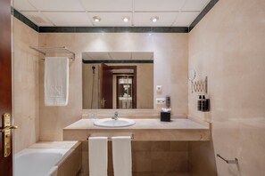 Een douche, milieuvriendelijke toiletartikelen, een haardroger