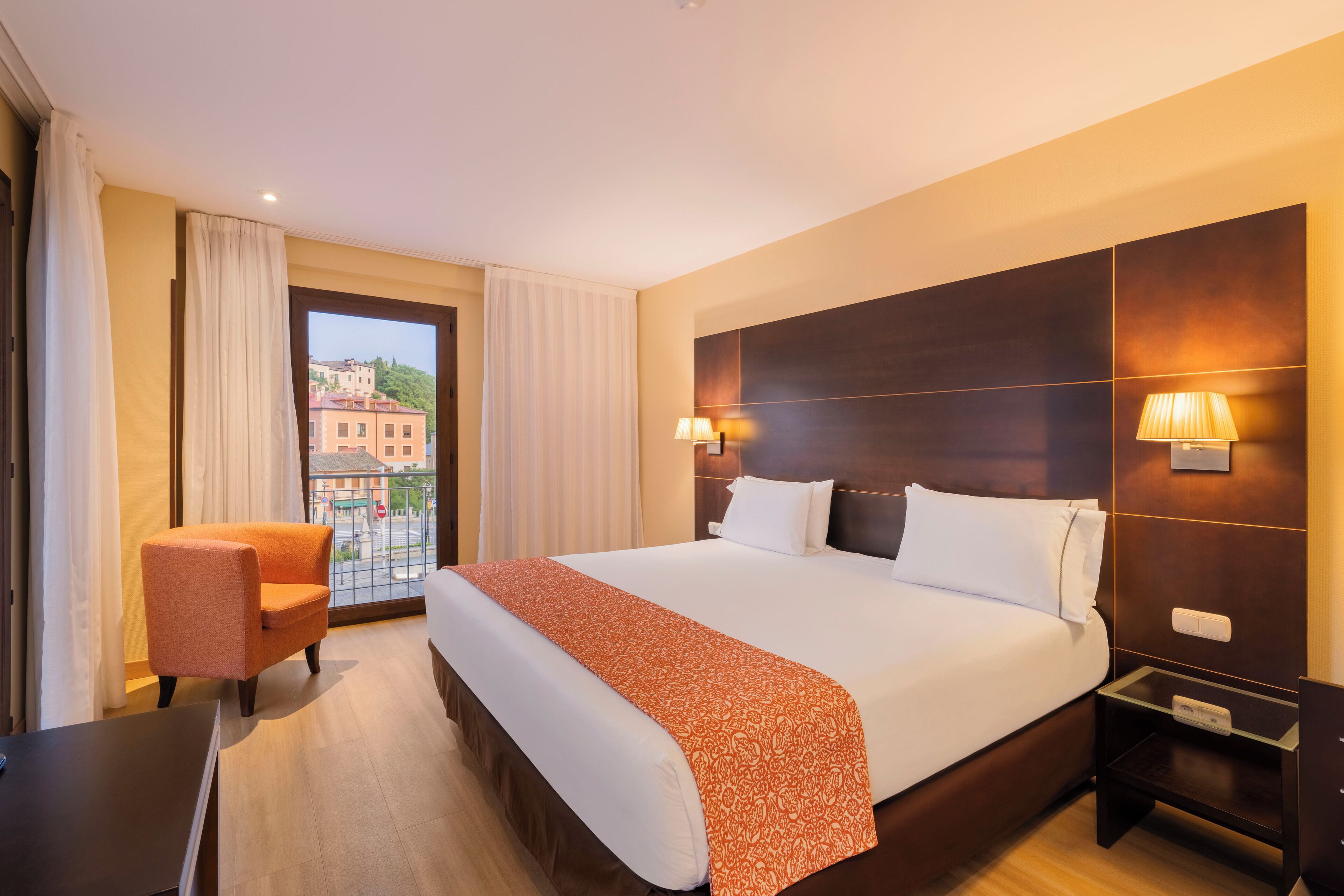 Minibar, caja fuerte, escritorio y sistema de insonorización