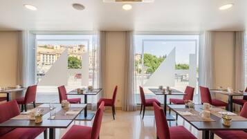 Dagelijks ontbijtbuffet (EUR 13 per persoon)