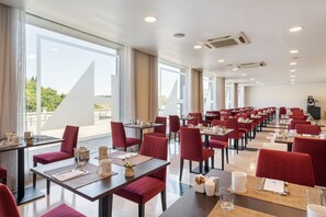 Daily buffet breakfast for a fee - Eurostars Plaza Acueducto (Segovia)