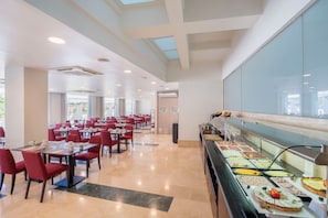 Café da manhã com buffet todos os dias (EUR 13 por pessoa)