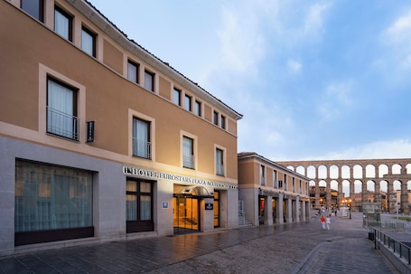 Front of property – evening/night. Eurostars Plaza Acueducto