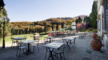 Petit déjeuner, déjeuner et dßner servis sur place, vue sur le jardin