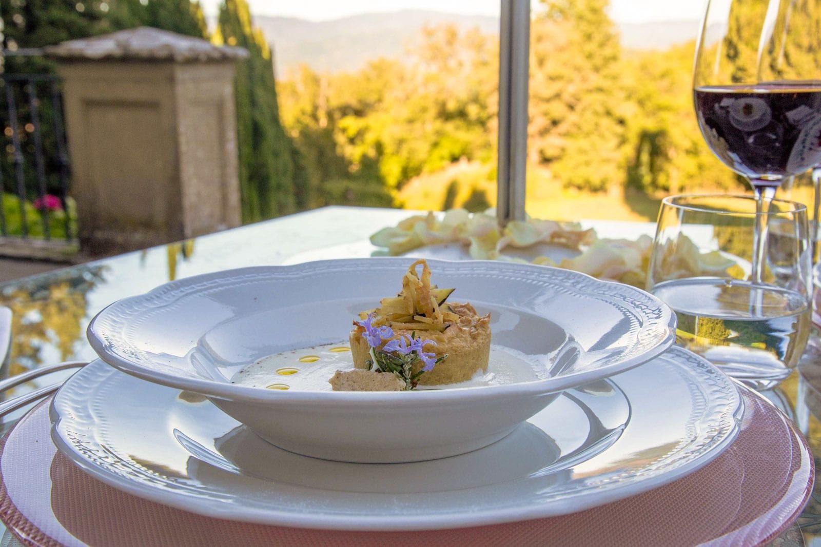 Aperto a colazione, pranzo e cena, con vista sul giardino 