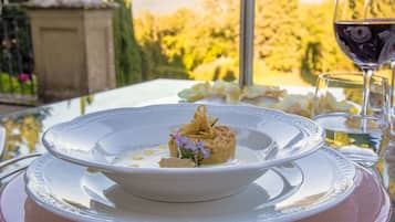 Aperto a colazione, pranzo e cena, con vista sul giardino