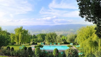 Piscina stagionale all'aperto, ombrelloni da piscina, lettini