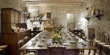 Serviço de café da manhã, almoço, jantar; vistas para o jardim