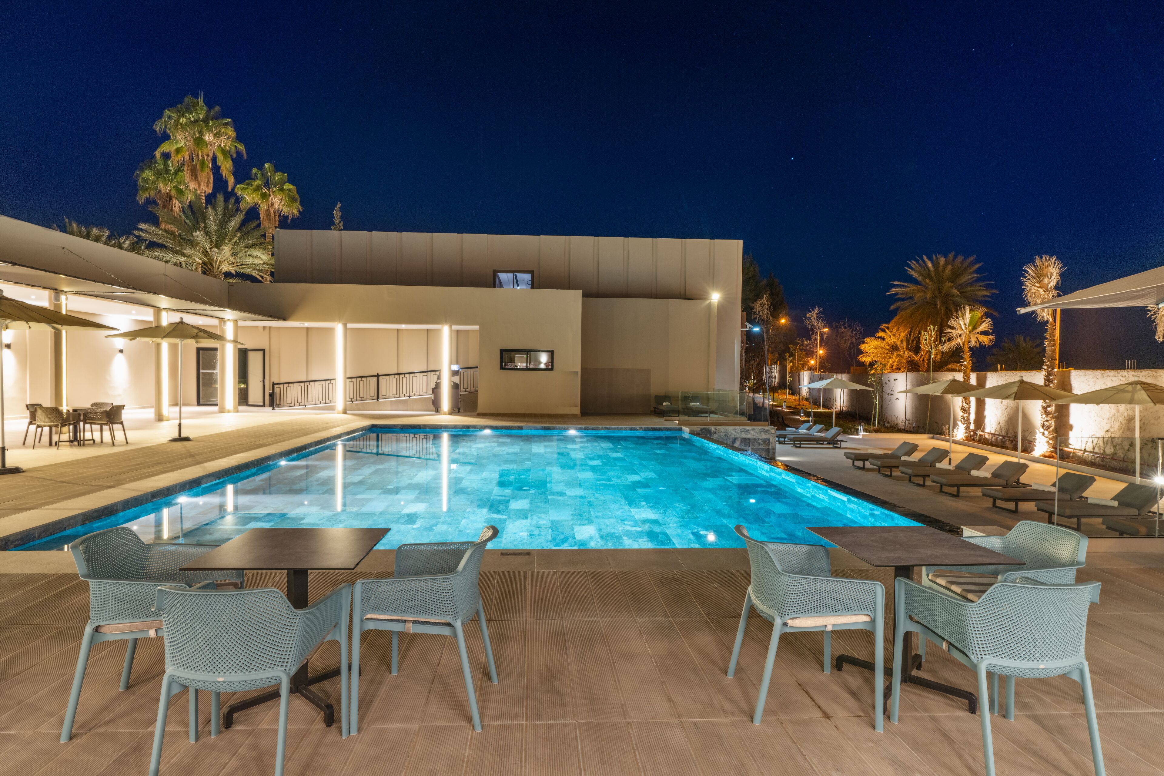 Piscine extérieure, parasols de plage, chaises longues
