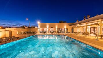 Außenpool, Sonnenschirme, Liegestühle