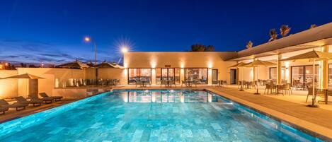 Piscina all'aperto, ombrelloni da piscina, lettini