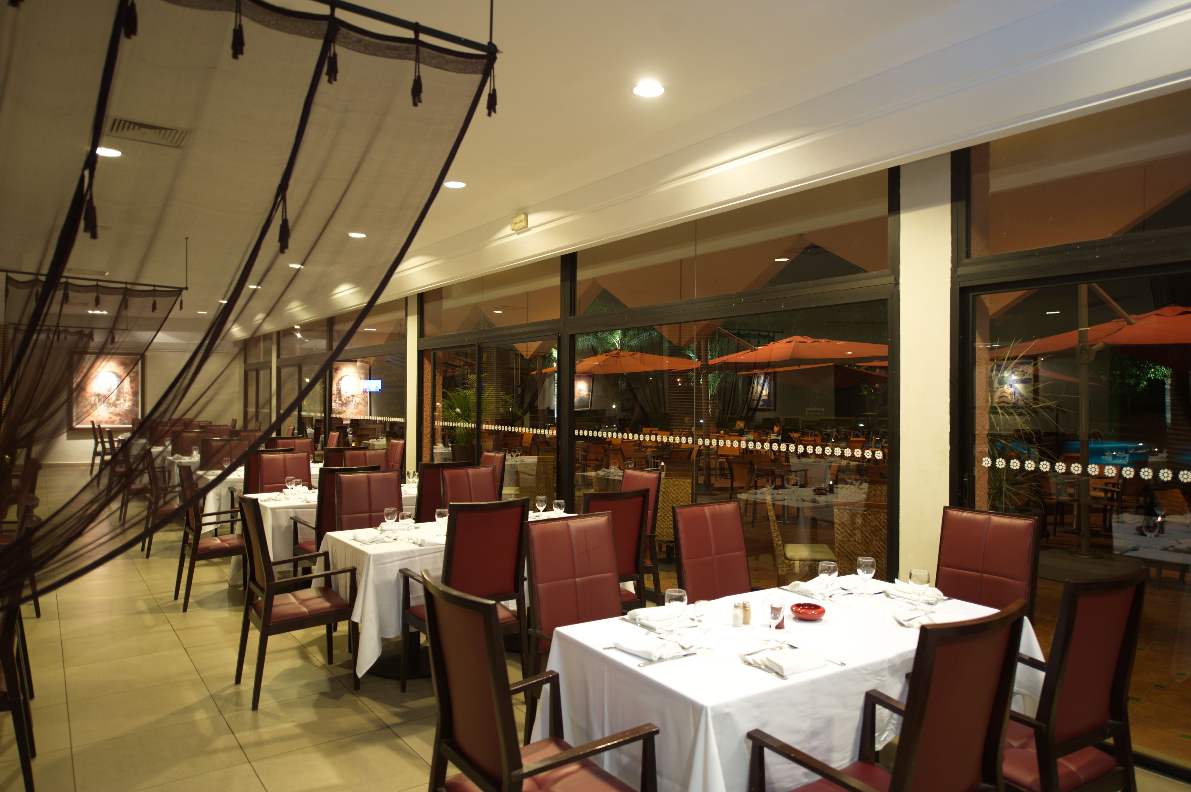 3 restaurants, breakfast served