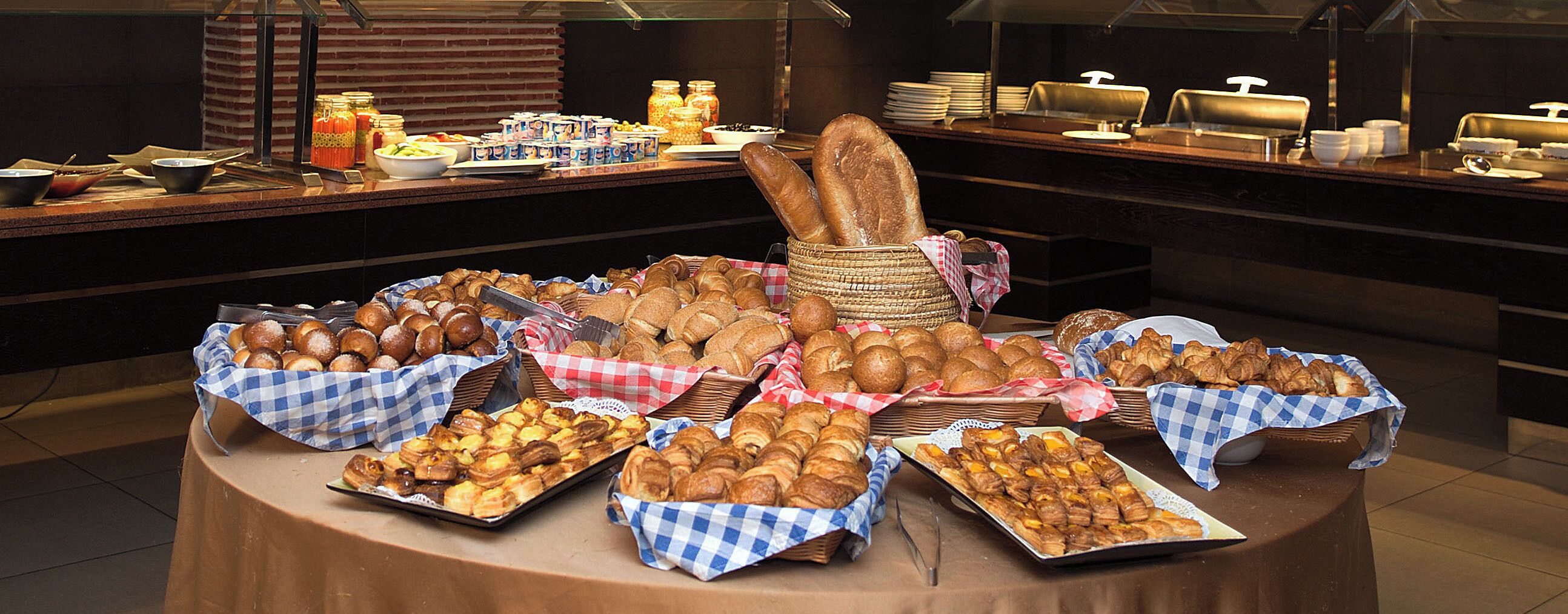 3 restaurants, breakfast served