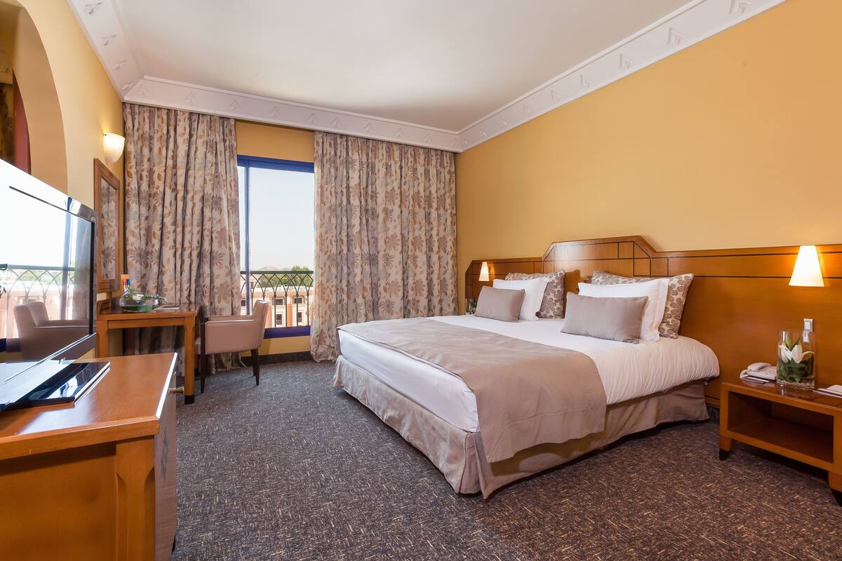 Junior Suite | In-room safe, desk, blackout curtains, soundproofing