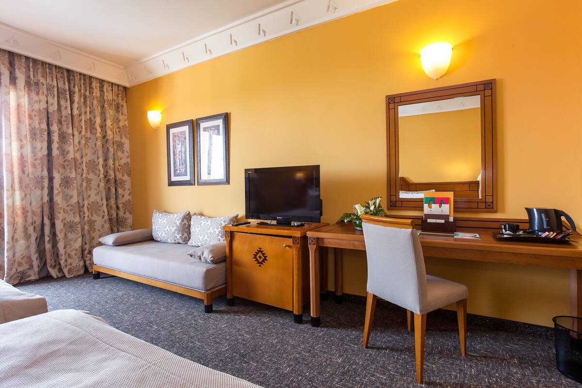 2 Chambres adjacente | In-room safe, desk, blackout curtains, soundproofing