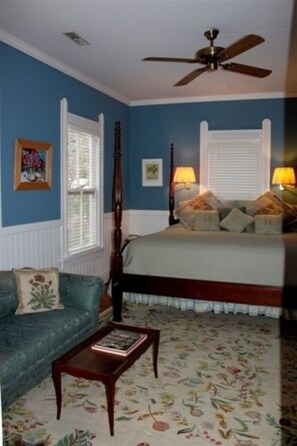 Room (Twilight blue room) | Premium bedding, individually decorated, free WiFi - Edgeworth Inn (Monteagle)