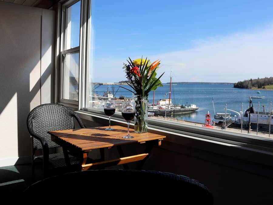 Oceanfront Honeymoon King Room with Sunporch | Living area | Flat-screen TV