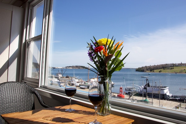 Oceanfront Honeymoon King Room with Sunporch | Water view