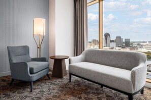 32-inch flat-screen TV with cable channels, TV, pay movies - Horseshoe Bossier City– A Caesars Rewards Destination (Bossier City)