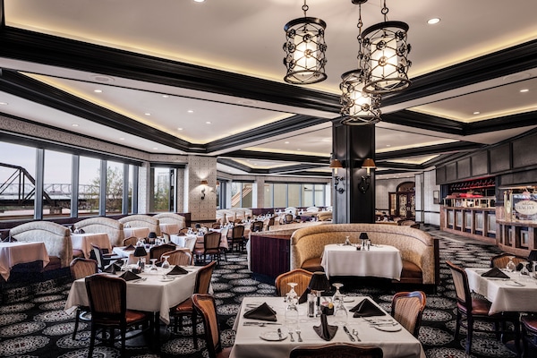 6 restaurants; breakfast, lunch, dinner, and brunch served