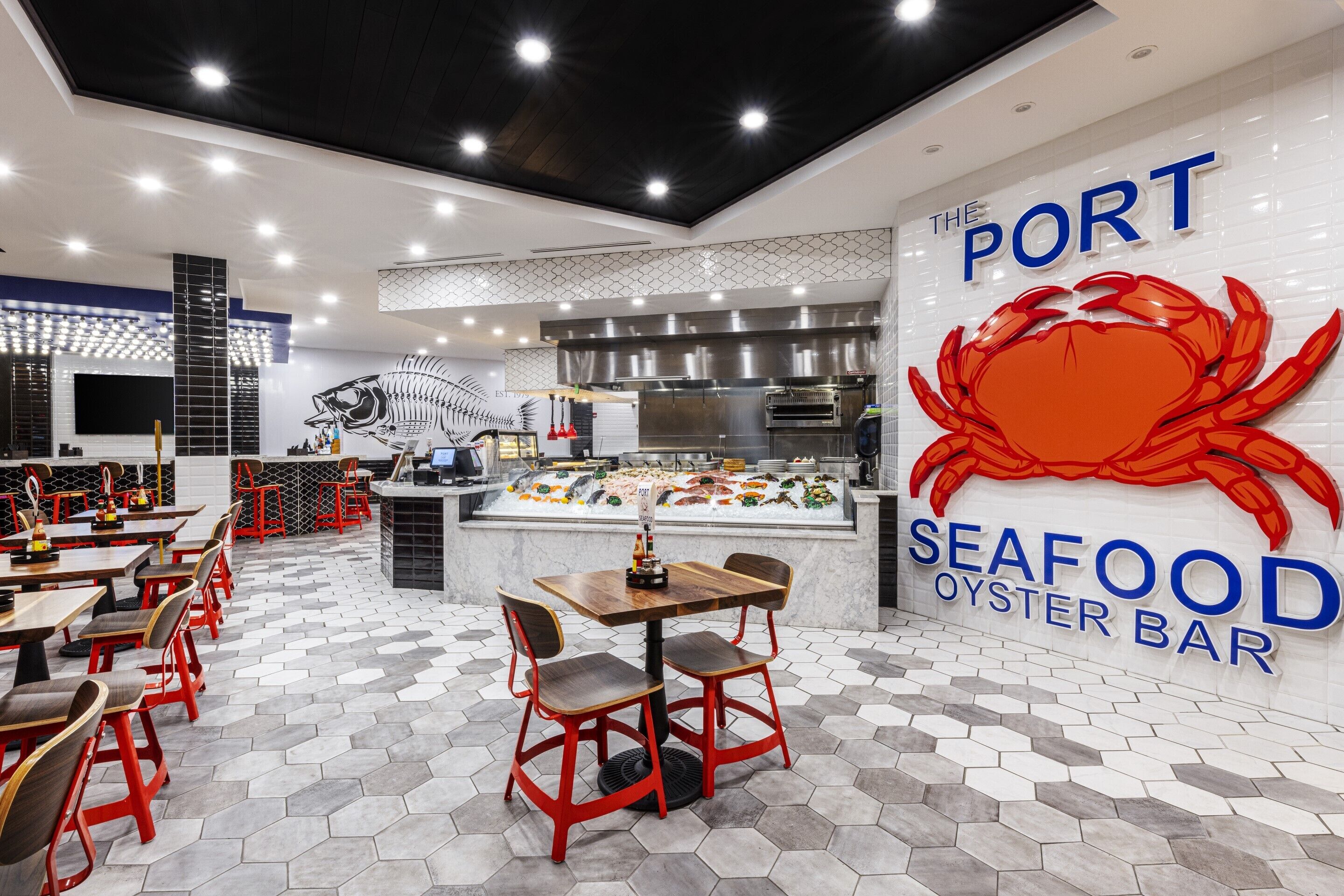 Un restaurante de mariscos con una ilustración grande de cangrejo y una exhibición de productos del mar.
