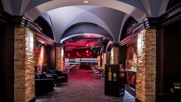 6 restaurants; breakfast, lunch, dinner and brunch served