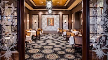 6 restaurants, breakfast, lunch, dinner served; American cuisine