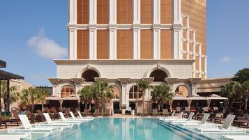 Seasonal outdoor pool, pool cabanas (surcharge), pool loungers