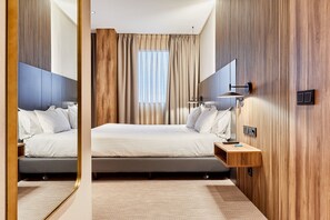 Hypoallergeen beddengoed, een minibar, een kluis op de kamer, een bureau