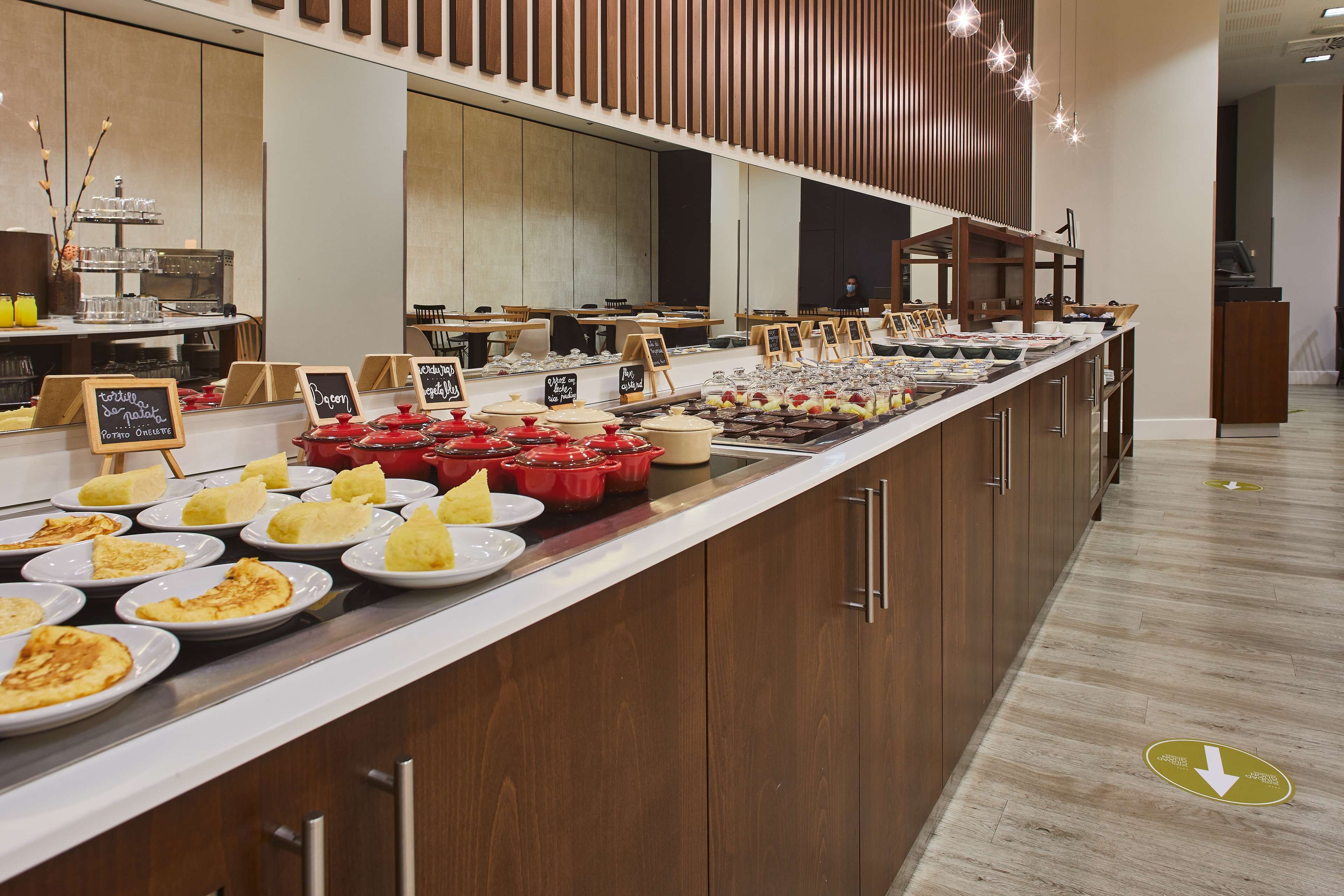 Montaje de bufé con diferentes opciones de comida y una estación de café.