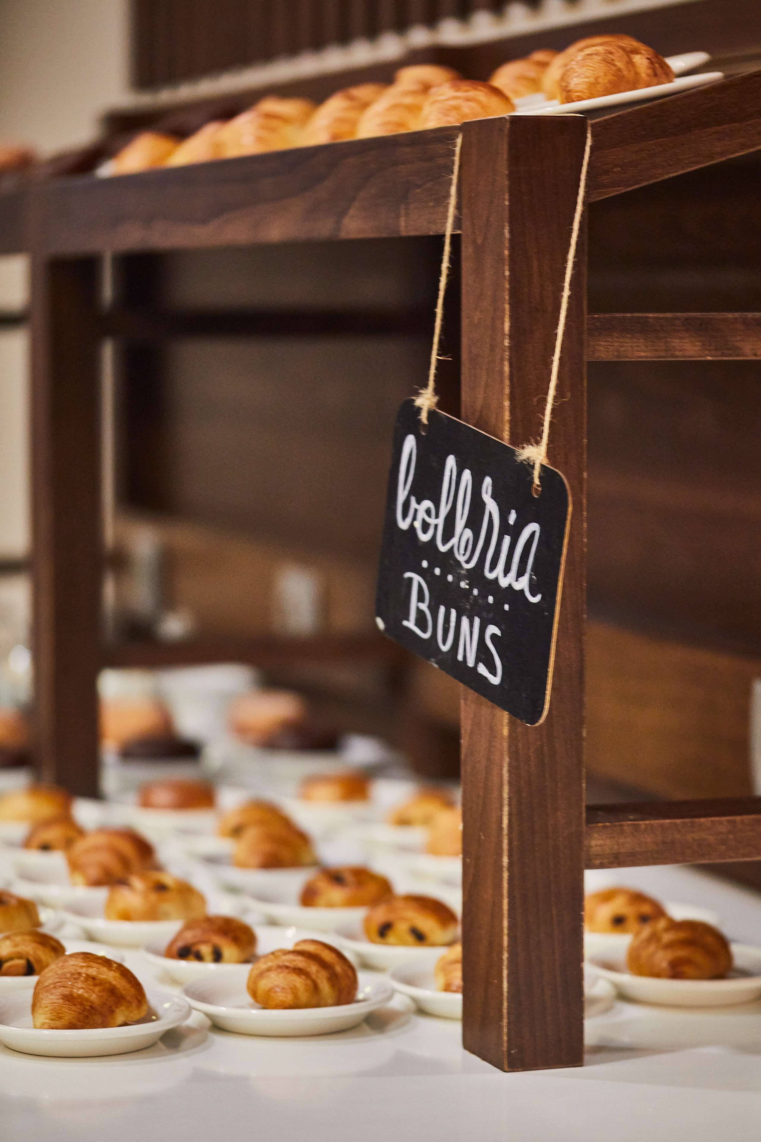 Una mesa de madera con un letrero que dice "bolbria BUNS".