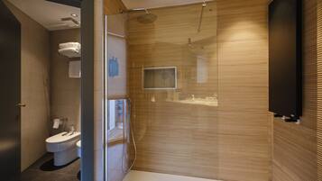 Une salle de bain moderne avec une douche à parois de verre, des toilettes et un lavabo.