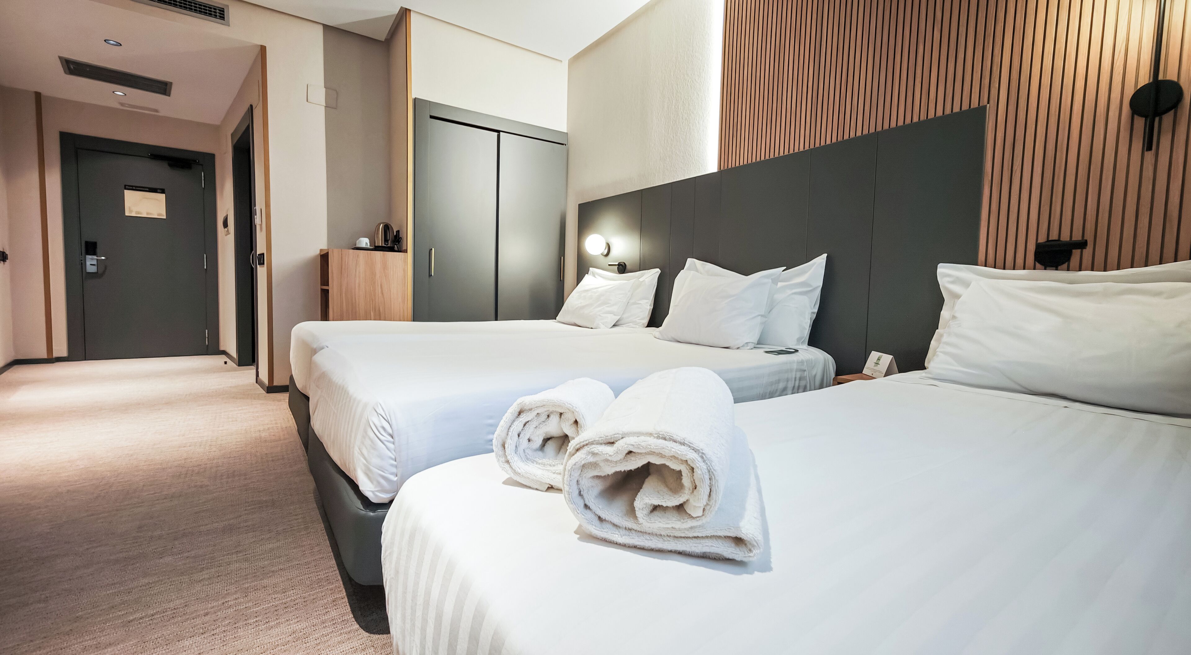 Hypo-allergenic bedding, minibar, in-room safe, desk