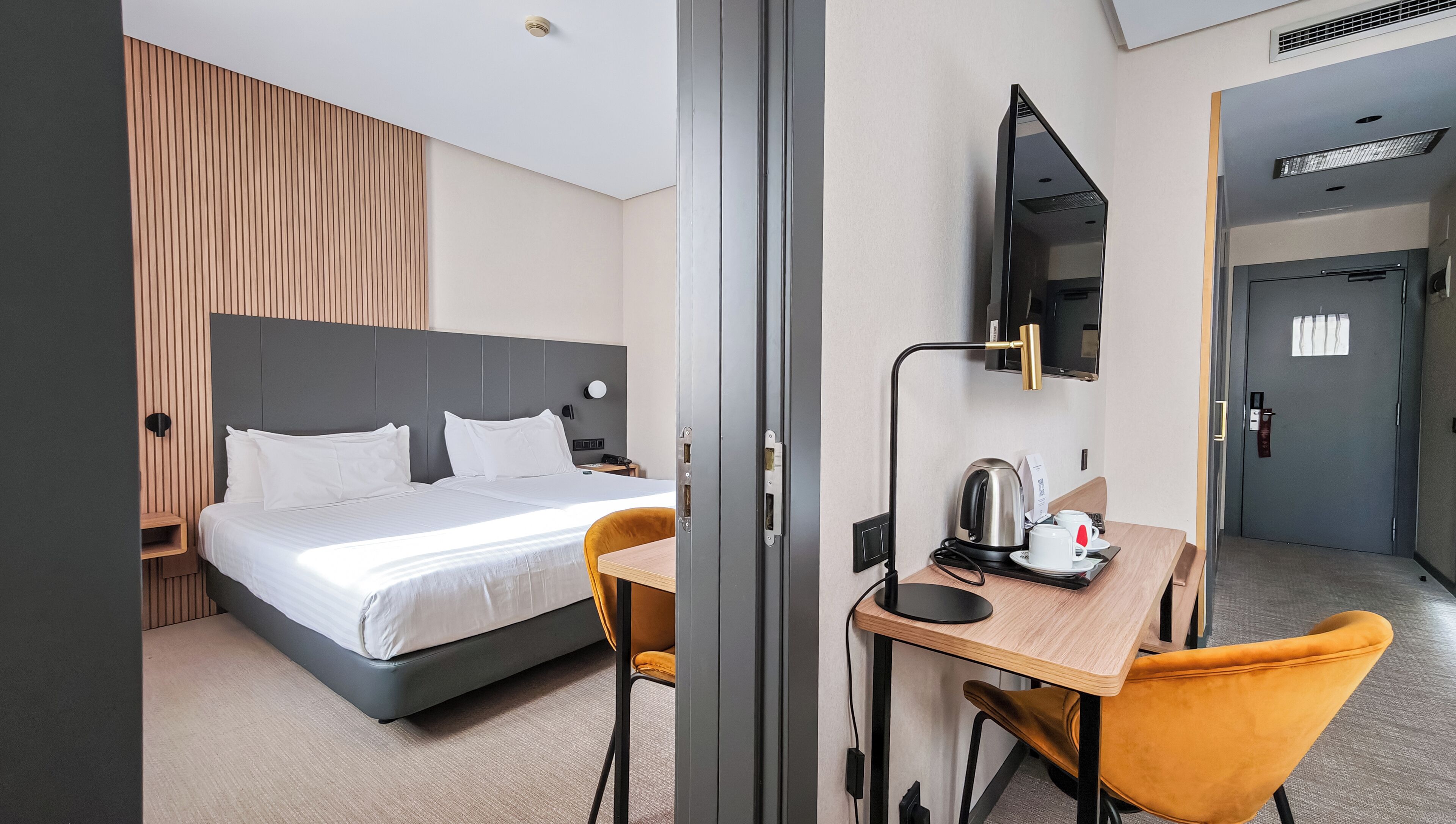 Bộ đồ giường kháng dị ứng, minibar, két bảo mật tại phòng, bàn 